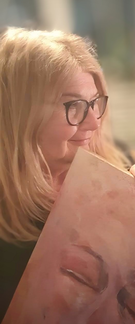 Gina S. mit einem ihrer Werke