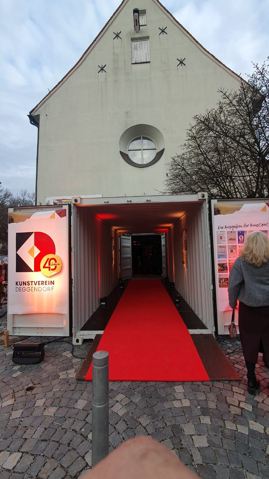 Roter Teppich am Eingang zur Jubiläumsausstellung des Kunstverein Deggendorf