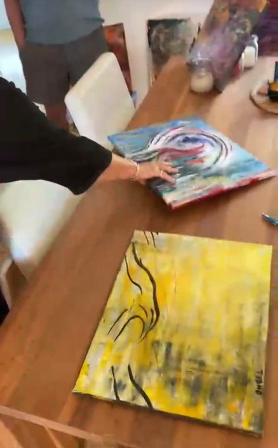 Kleinformatige Werke von Gina S. auf dem Tisch bei der Privatvernissage