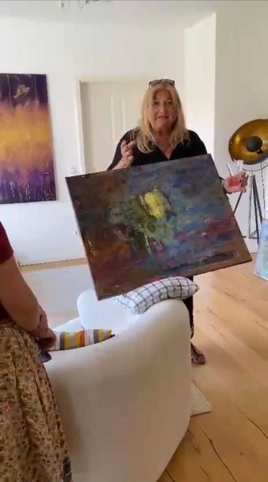 Gina S. präsentiert ein abstraktes Gemälde bei der Privatvernissage in Deggendorf 2026